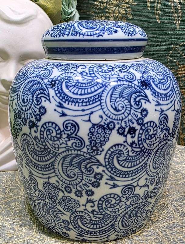 Blue & White Oriental Jar with Lid | Like New | size 14 x 17 cm High |