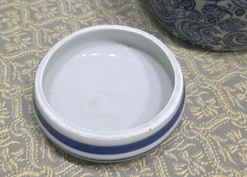 Blue & White Oriental Jar with Lid | Like New | size 14 x 17 cm High |