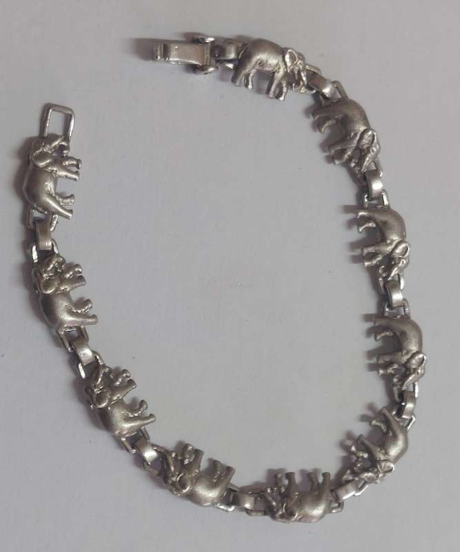 Amazing vintage sterling silver elephant bracelet 12.8g