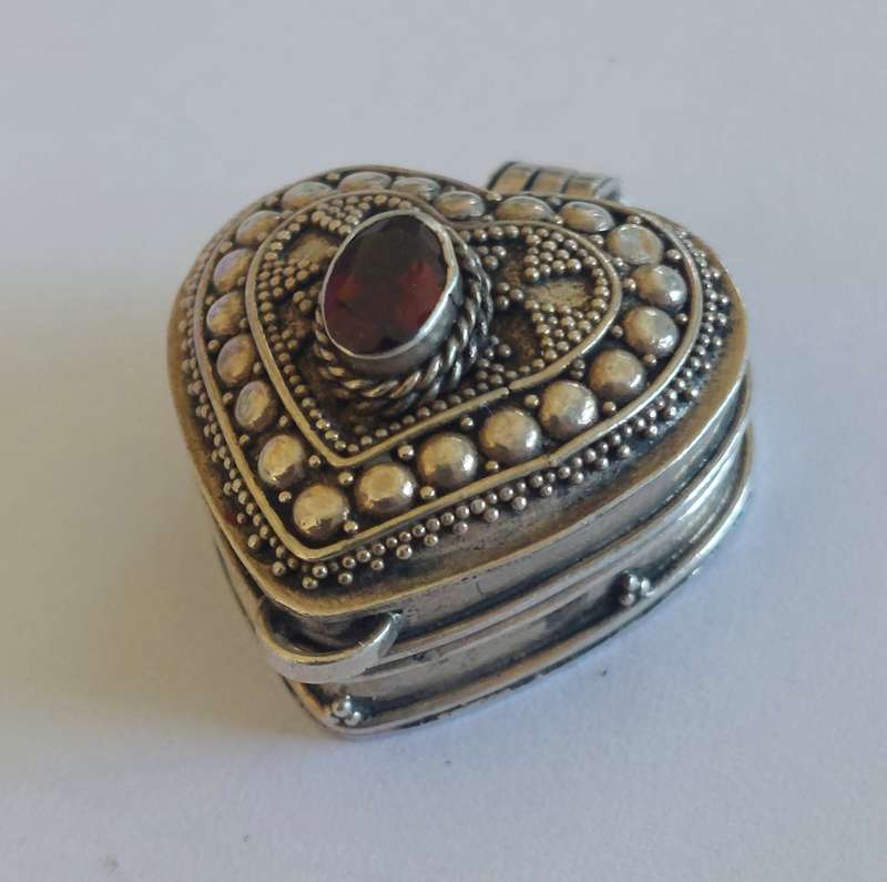 Rare vintage sterling silver garnet poison pendant 4.9g