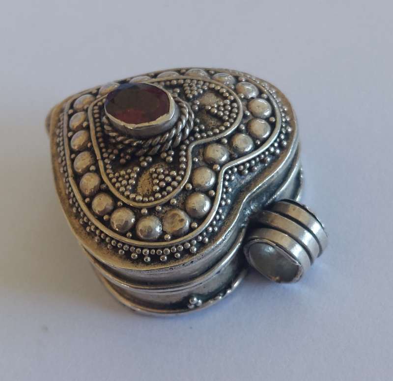 Rare vintage sterling silver garnet poison pendant 4.9g