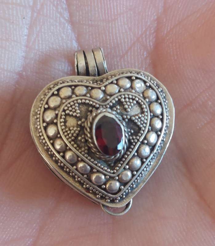 Rare vintage sterling silver garnet poison pendant 4.9g