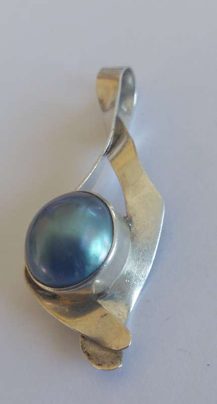 Large sterling silver Mabe pearl pendant 6.7g