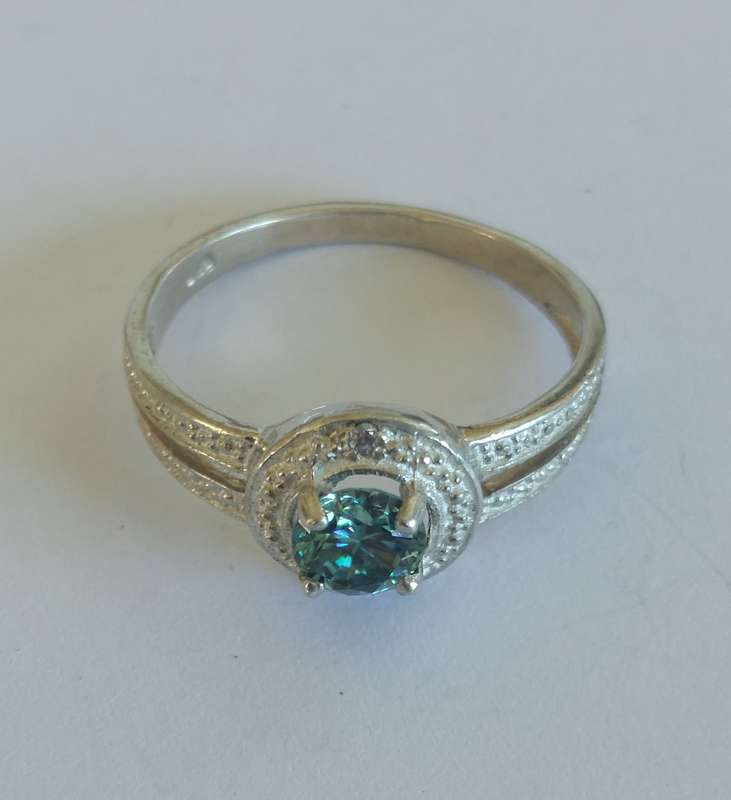Beautiful sterling silver blue Moissanite & cz ring 2.2g