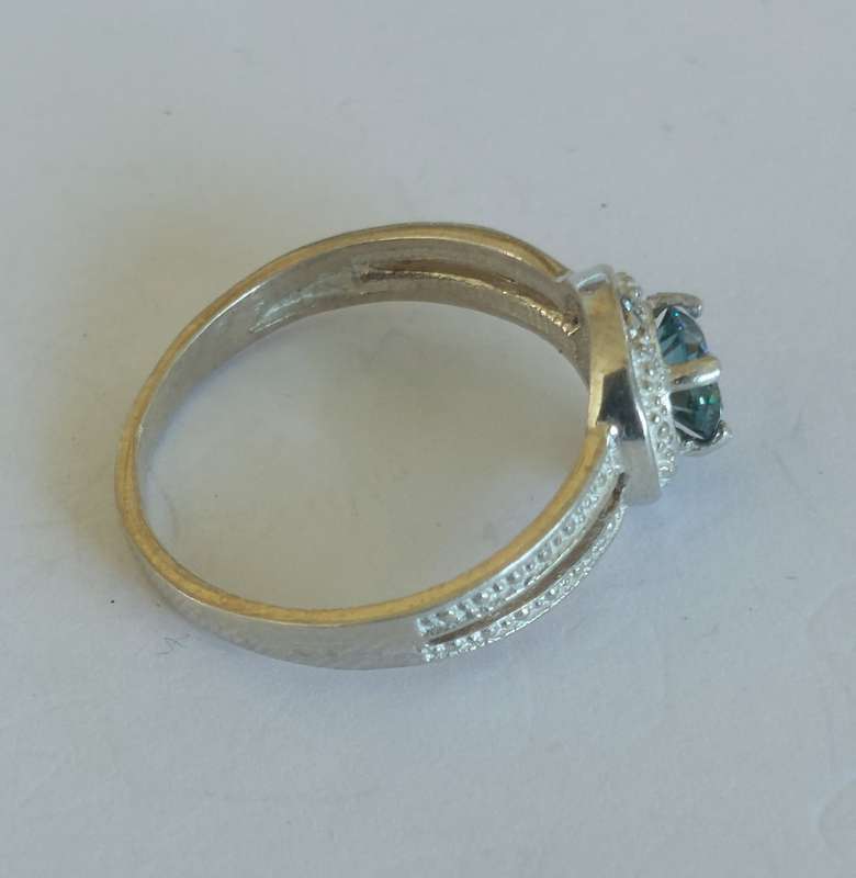Beautiful sterling silver blue Moissanite & cz ring 2.2g
