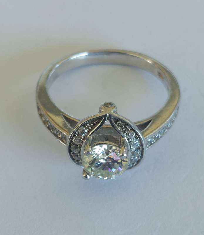 Gorgeous sterling silver Moissanite & cz ring 3.5g