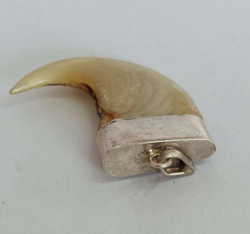 Amazing vintage sterling silver lions claw pendant 2.4g