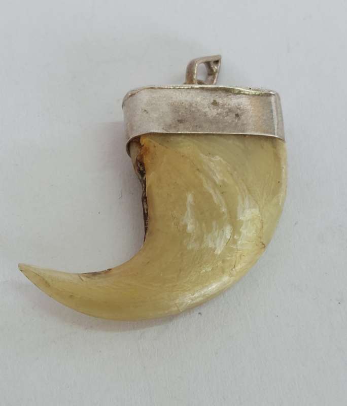 Amazing vintage sterling silver lions claw pendant 2.4g