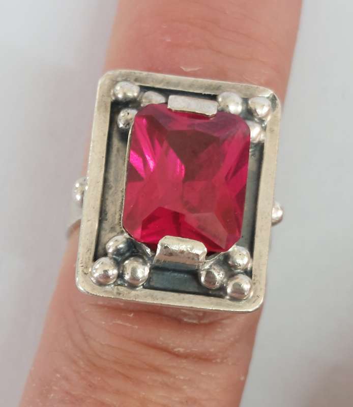 Vintage sterling silver ruby ring with makers mark 8.1g