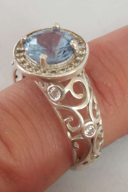 Magnificent sterling silver blue Topaz & cz ring 4.3g