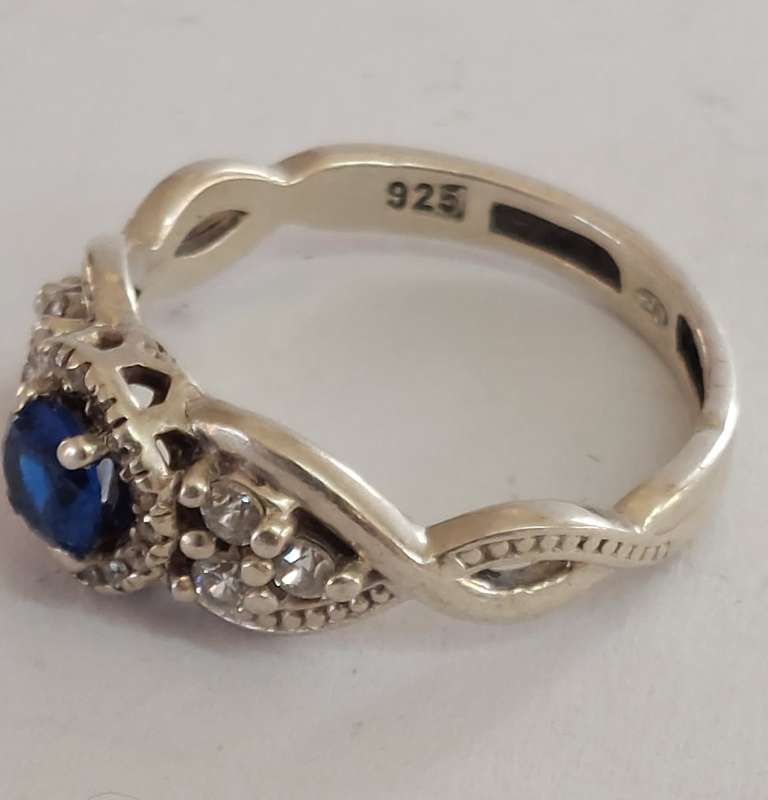 Exquisite sterling silver sapphire & cz ring 2.9g