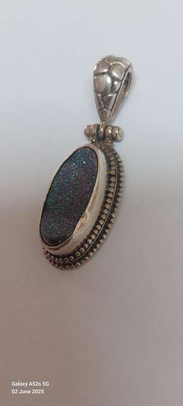 Gorgeous vintage sterling silver rainbow Druzy pendant 5.3g