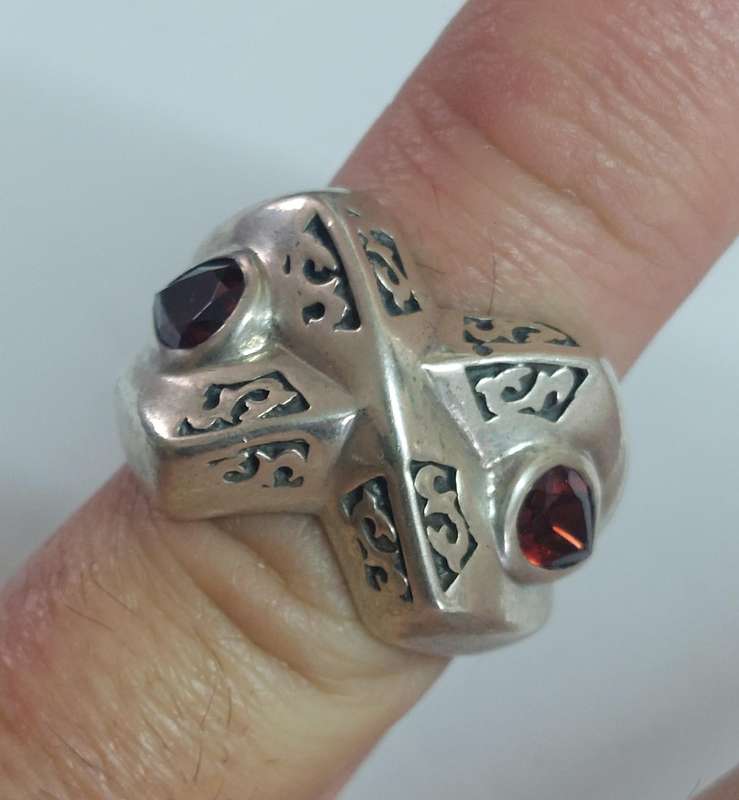 Spectacular!! Signed designer sterling silver garnet ring 20.9g