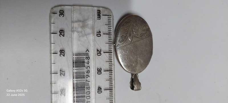 Large vintage sterling silver locket with engraved detail 6.3g