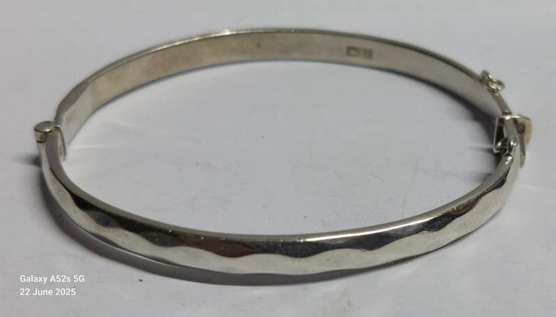 Gorgeous vintage 1967 Birmingham silver clip bangle 15.2g
