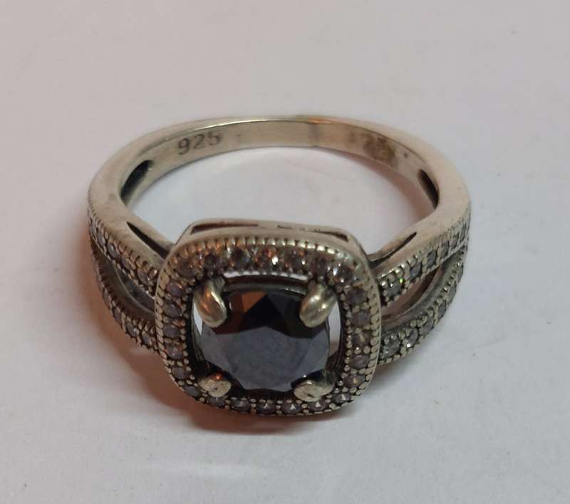 Lovely sterling silver black moisonite & cz ring 2.6g