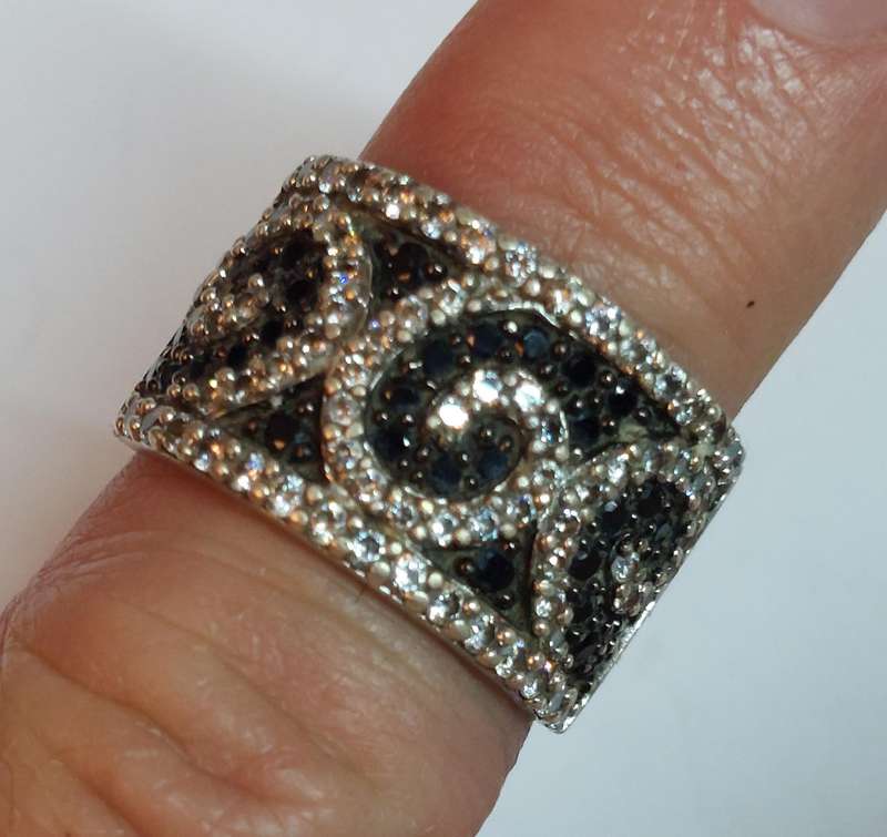 Lovely sterling silver black & white cz ring 7.1g