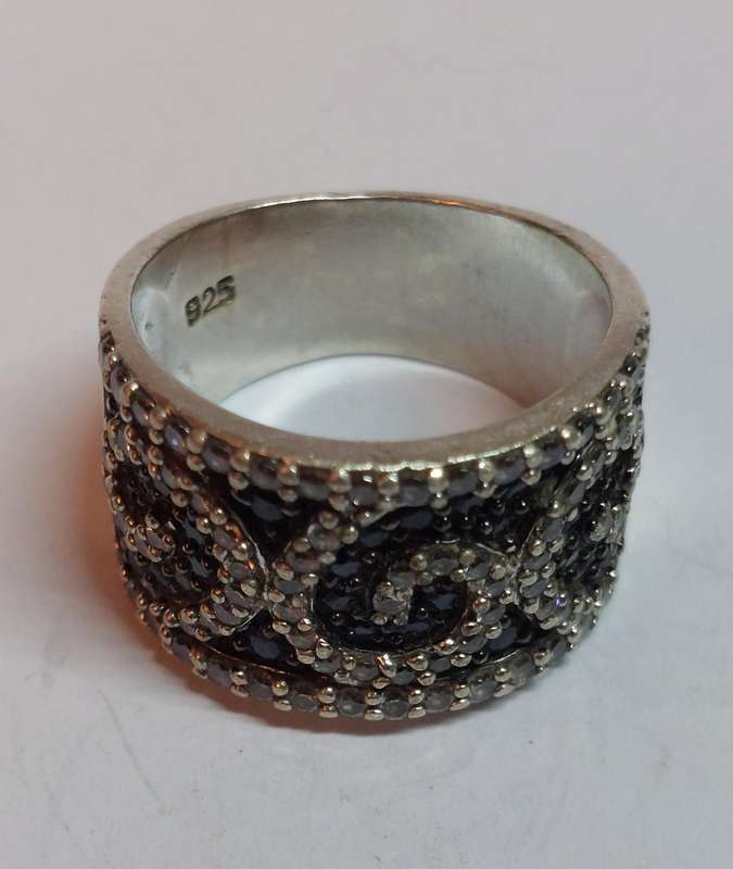 Lovely sterling silver black & white cz ring 7.1g