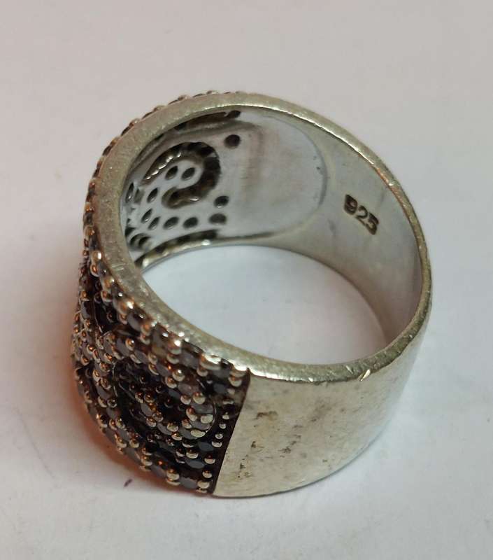 Lovely sterling silver black & white cz ring 7.1g