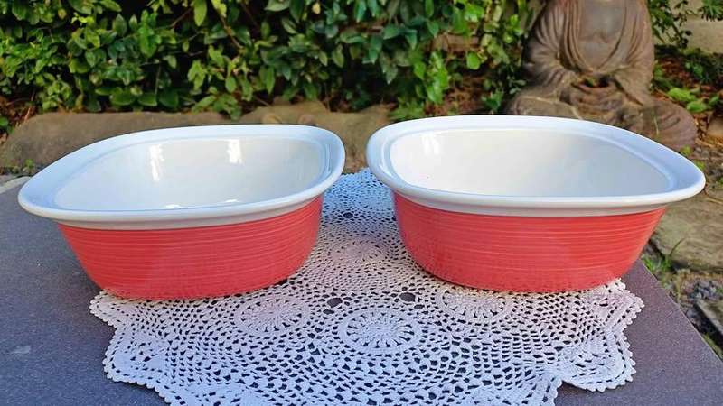 Set of 2 1970s stoneware CorningWare pie dishes