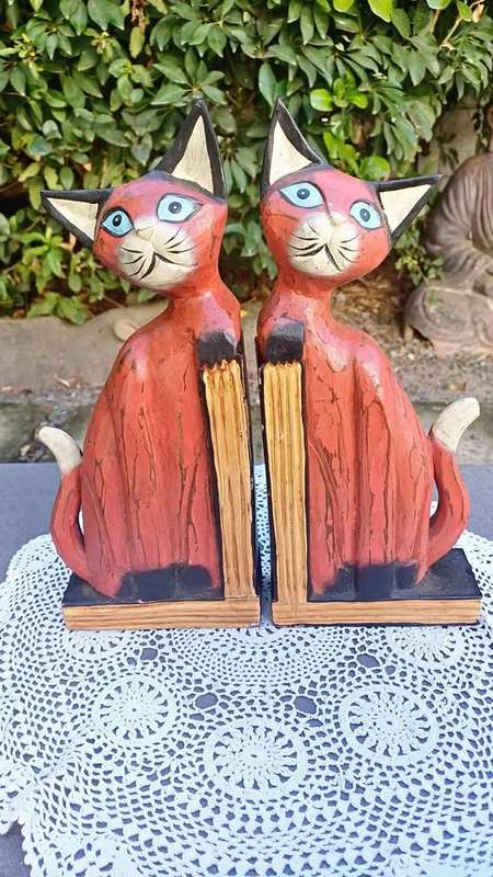 Vintage wooden Bali-style Cat bookends