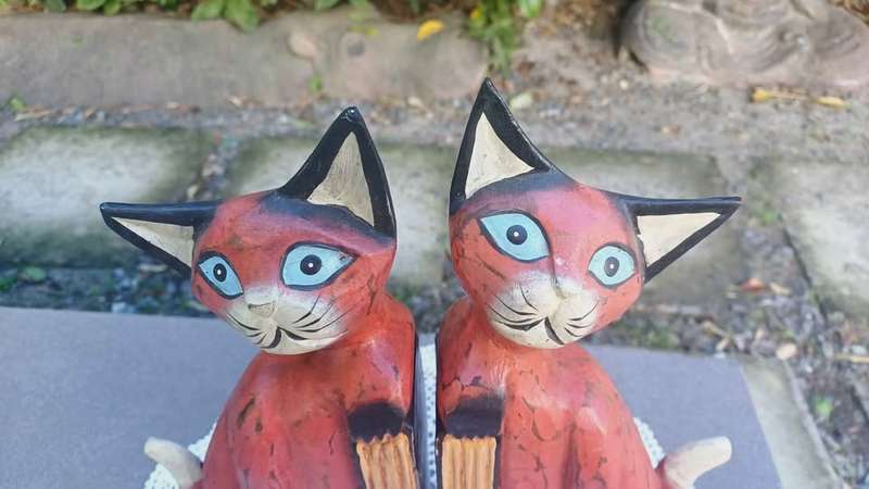 Vintage wooden Bali-style Cat bookends