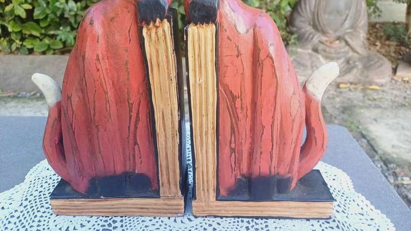 Vintage wooden Bali-style Cat bookends