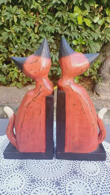 Vintage wooden Bali-style Cat bookends