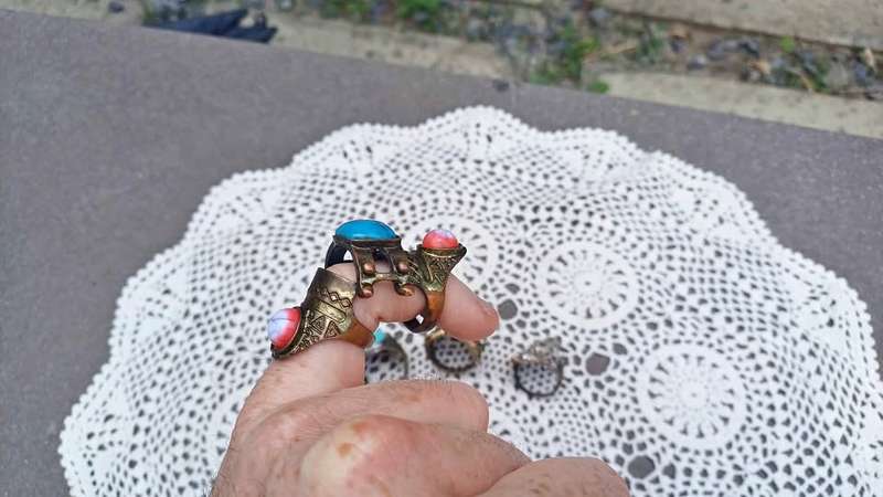 Vintage collection of five costume jewellery rings (including one jointed)