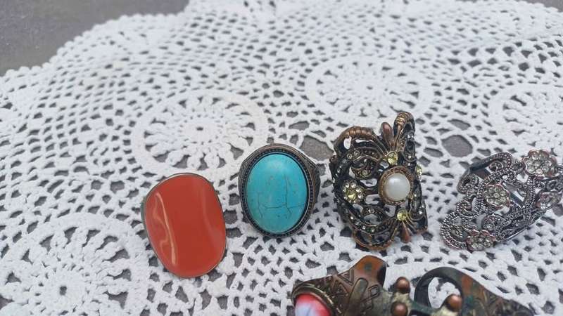 Vintage collection of five costume jewellery rings (including one jointed)