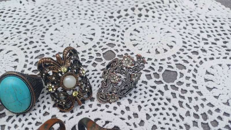Vintage collection of five costume jewellery rings (including one jointed)