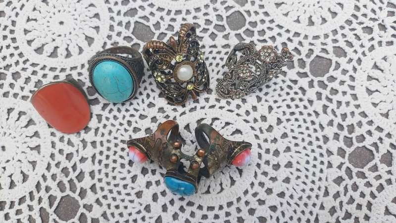 Vintage collection of five costume jewellery rings (including one jointed)