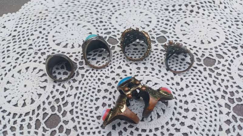 Vintage collection of five costume jewellery rings (including one jointed)