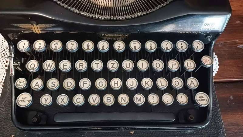 1930s German Adler Typewriter, QWERTZ Keyboard, German key instructions - With original case