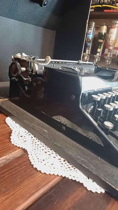 1930s German Adler Typewriter, QWERTZ Keyboard, German key instructions - With original case