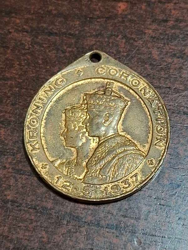 1937 SA - King George vi Queen Elizabeth Coronation Gilded Medal