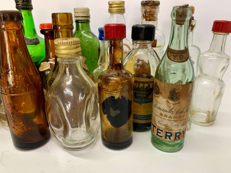 Lot Miniature Bottles