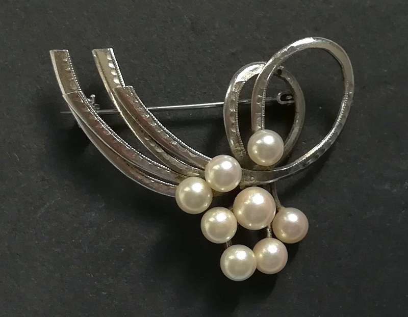 STERLING SILVER + PEARLS BROOCH 40X50MM 8.5 GRAMS