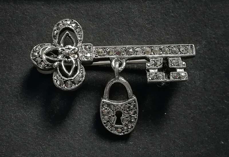 STERLING SILVER + MARCASITE KEY + HEART BROOCH  25X35MM