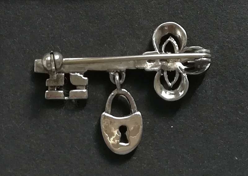 STERLING SILVER + MARCASITE KEY + HEART BROOCH  25X35MM