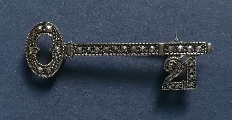 STERLING SILVER + MARCASITE 21ST KEY  BROOCH  15X45MM