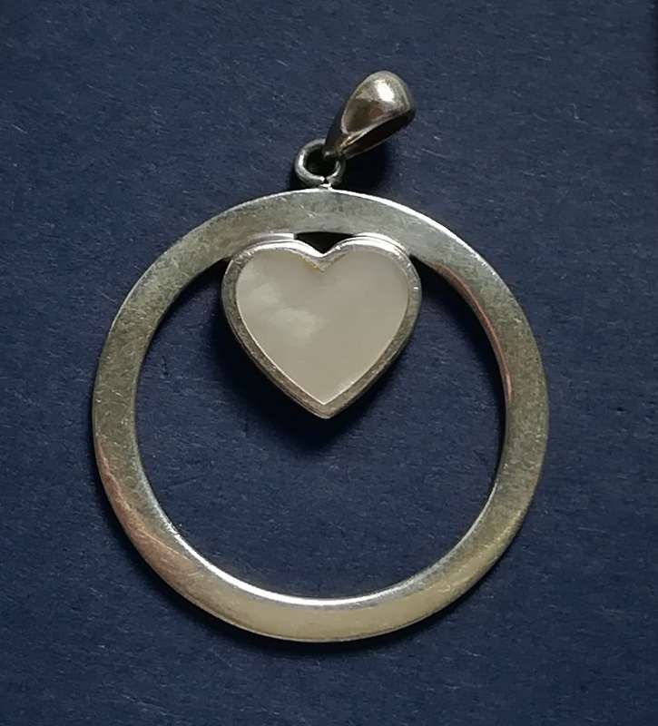 STERLING SILVER + SHELL HEAR IN IRLE PENDANT  30MM 4.1 GRAMS