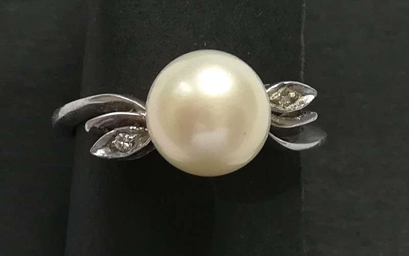 18 K WHITE GOLD ITALY PEARL AND DIAMOND CHIPS RING 2.9 GRAMS SIZE