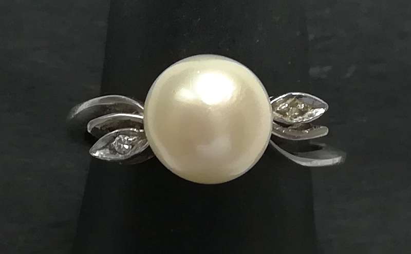 18 K WHITE GOLD ITALY PEARL AND DIAMOND CHIPS RING 2.9 GRAMS SIZE