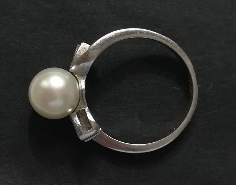 18 K WHITE GOLD ITALY PEARL AND DIAMOND CHIPS RING 2.9 GRAMS SIZE