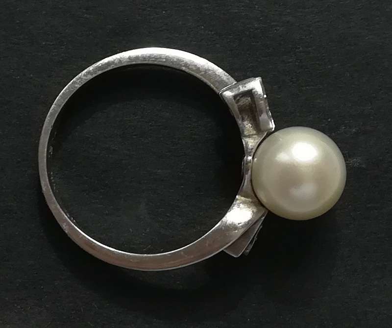 18 K WHITE GOLD ITALY PEARL AND DIAMOND CHIPS RING 2.9 GRAMS SIZE