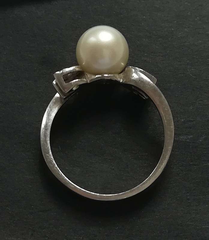 18 K WHITE GOLD ITALY PEARL AND DIAMOND CHIPS RING 2.9 GRAMS SIZE