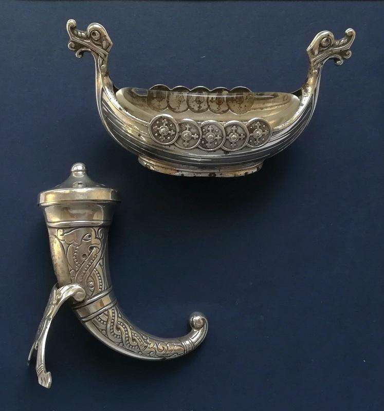 NORWAY STERLING SILVER SALT AND PEPPER-HORN SHAKER/VIKING BOAT 33.8 GRAMS *WITHOUT LINER*