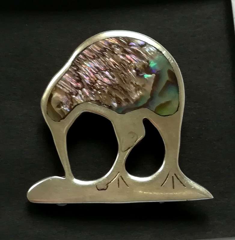 STERLING SILVER AND PAUA SHELL *KIWI* BROOCH 34X34MM 8 GRAMS