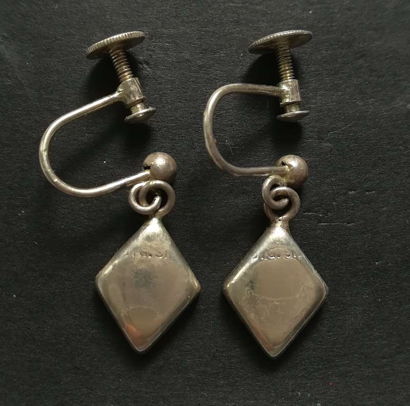STERLING SILVER AND SHELL EARRINGS 10X20MM 2.4 GRAMS